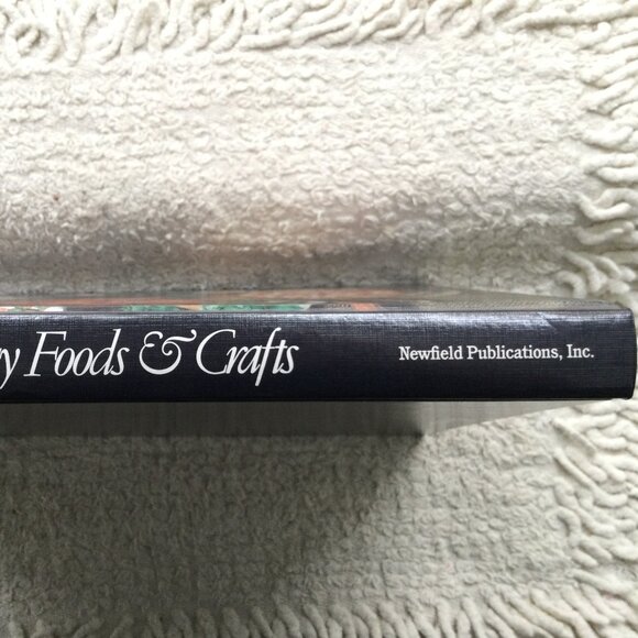 McCall's Holiday Book Recipes & Crafts - Picture 3 of 11